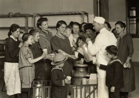  Mid-morning lunch at Ellis Island, 1926 