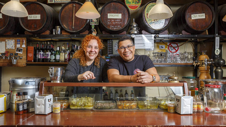 En Gustavo González i la Verónica Puig de Cal Pep, apassionats de la cuina i el vermut