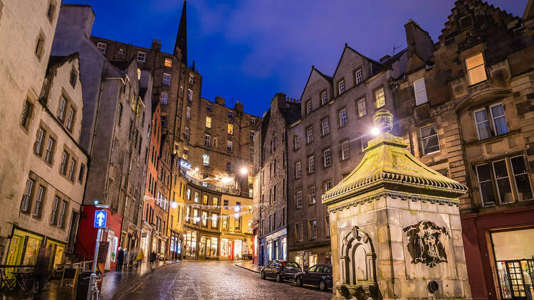 Street view of the historic old town, Edinburgh, Scotland