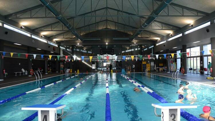 En el Centro deportivo municipal Moratalaz es posible asistir a clases de natación o practicar este deporte por libre
