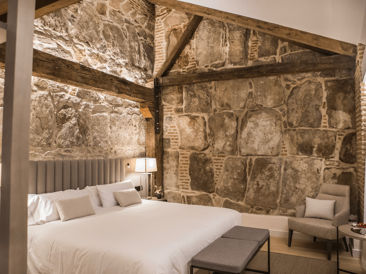 Ávila: el hotel boutique que tiene la muralla en el cabecero de la cama