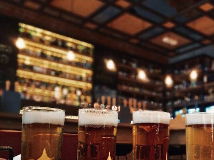 Sip on craft beer at Mel’s Diner