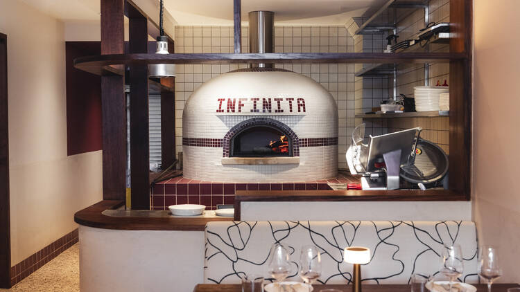 The wood fire pizza at Bar Infinita