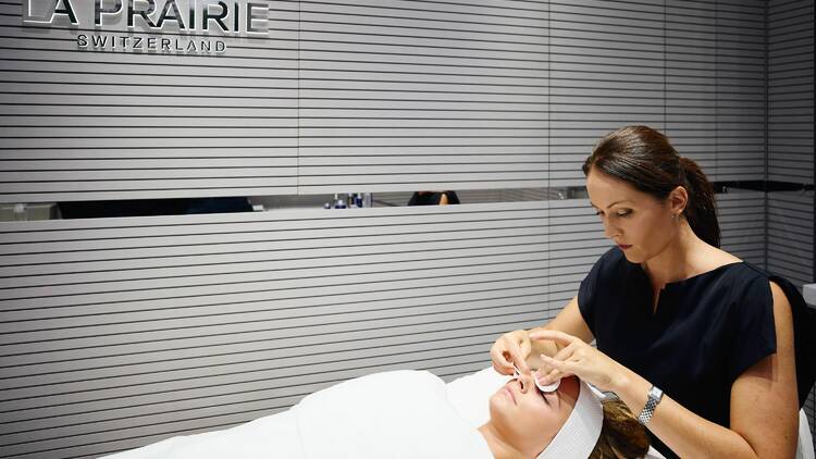 facial treatment La Prairie Art of Beauty Lounge