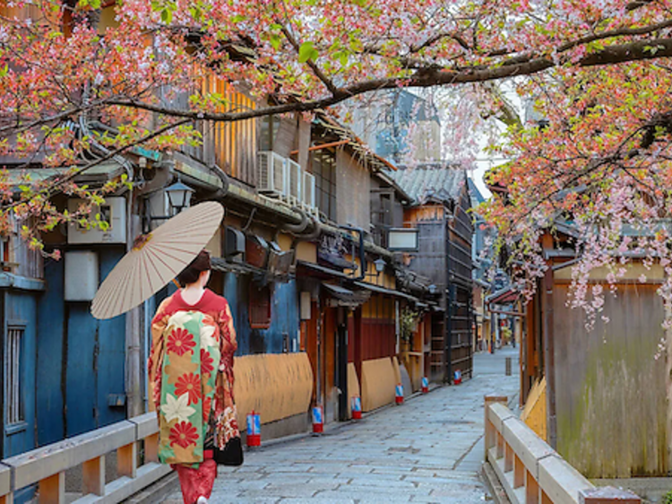 京都の歴史的な花町・祇園への観光客の立ち入りを制限