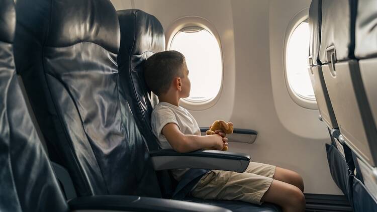 Nen en un avió