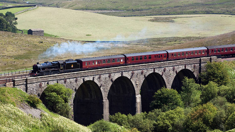 Train in the Yorkshire Dales