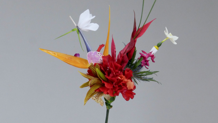 Um cravo decorado com outras flores
