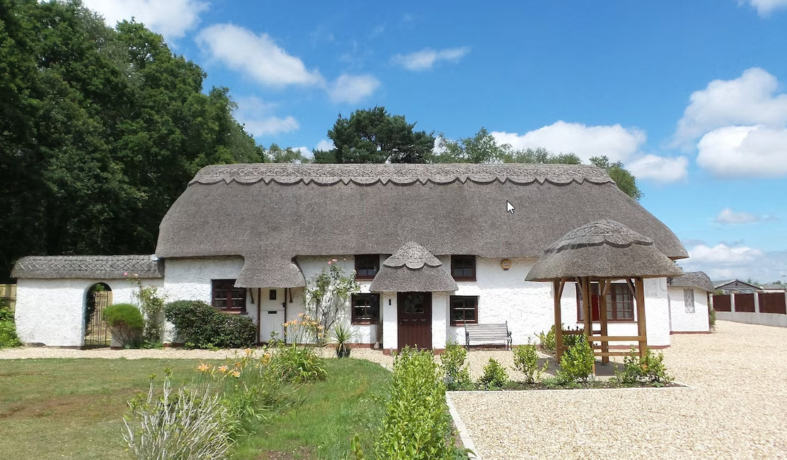 UK Thatch cottage holiday home