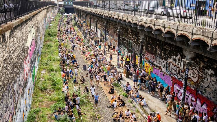 Un bal populaire queer sur les rails de la Petite Ceinture