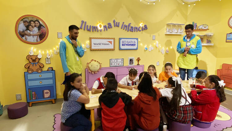 Niños y niñas en "Ilumina tu infancia" en el Papalote Museo del Niño