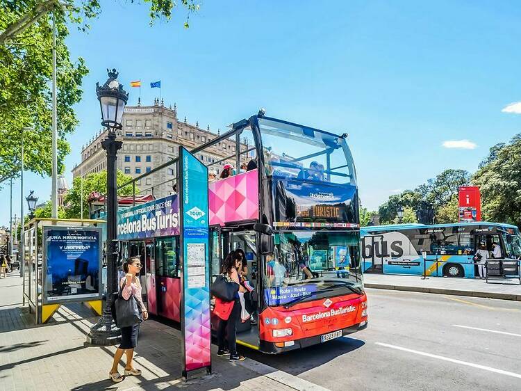 Una ruta gratis en un bus panorámico: este barrio de Barcelona celebra así su fiesta mayor