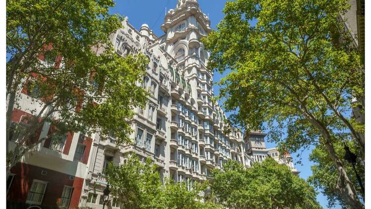 Admire the city from the lighthouse of the Palacio Barolo