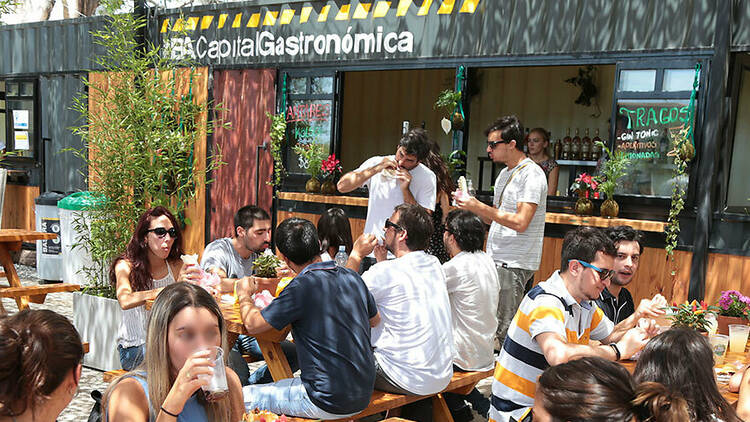 Eat a choripán at a stall on the Costanera