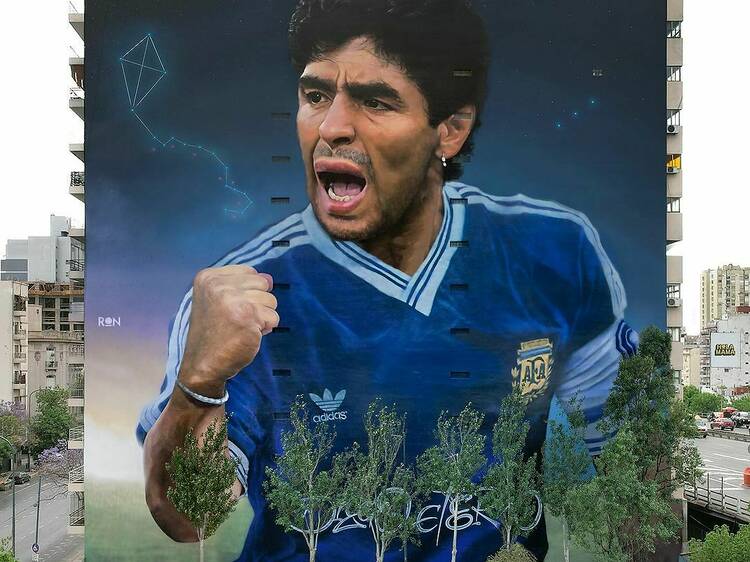 Tirar una gambeta imposible en un mural de Diego Maradona