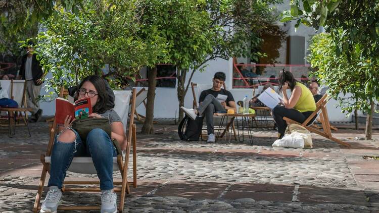 Ir a leer un buen libro en el patio central del Centro Cultural Recoleta