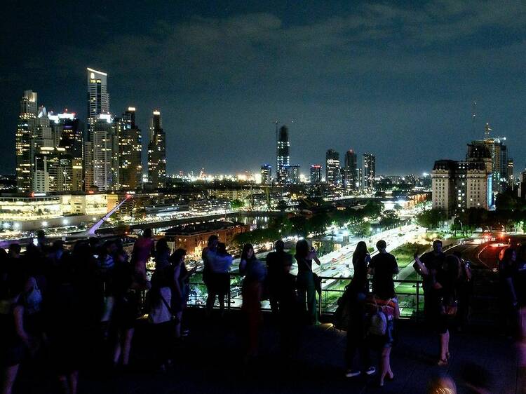 Mirar la ciudad nocturna desde la cúpula del Centro Cultural Kirchner