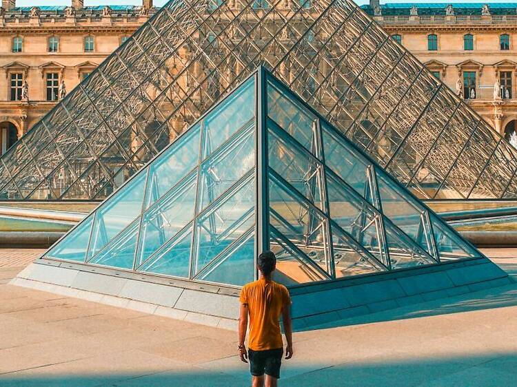 Louvre museum ticket and bus tour with audio guide