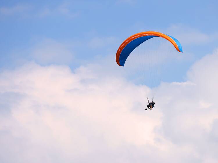 Let go of your inhibitions and try paragliding or skydiving in Interlaken