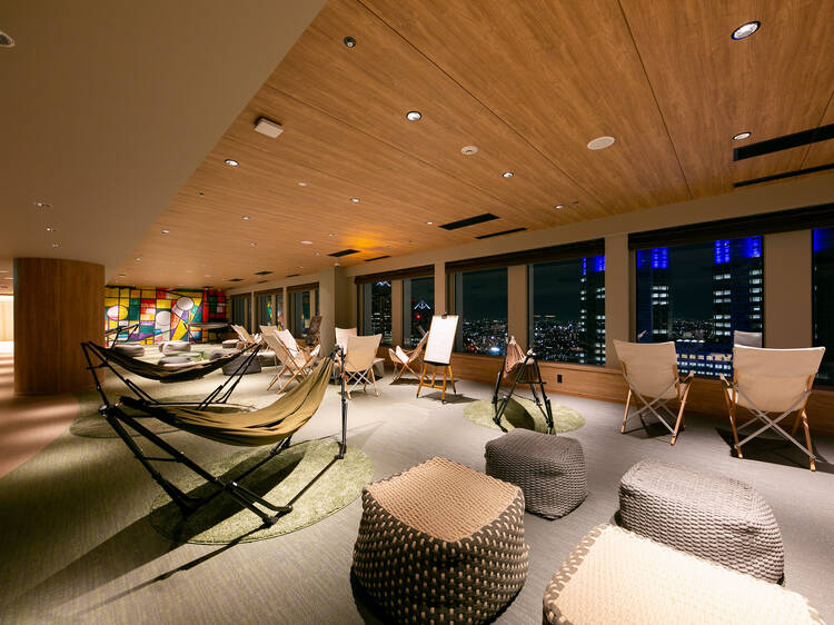 都庁イルミネーションを一望、京王プラザホテル最上階に新スペースが登場