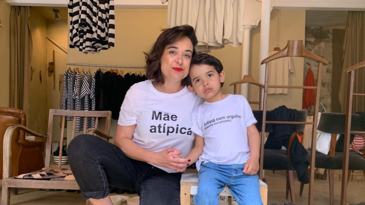 Mona Camargo e o seu filho Salvador com t-shirts Monami