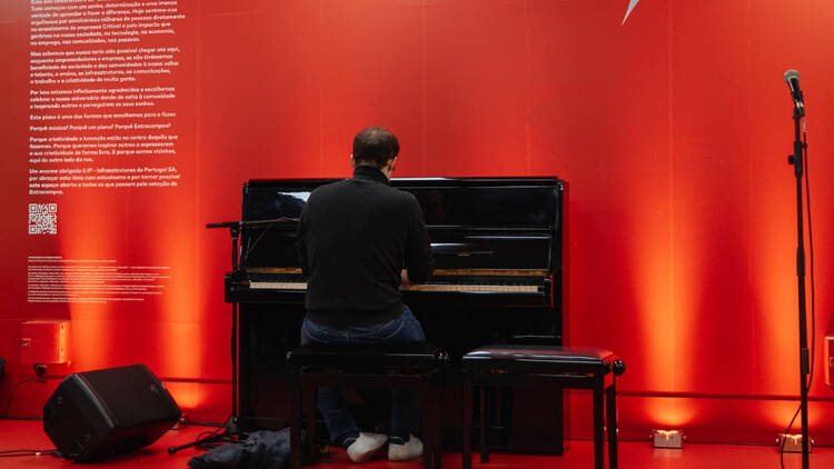 Critical Software decidiu oferecer um piano público à estação de metro da Trindade