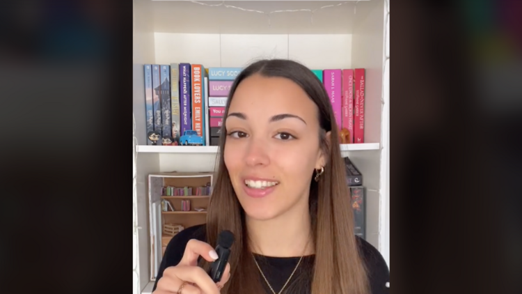 Mariana Zina é a curadora de Abril no TikTok do Plano Nacional de Leitura