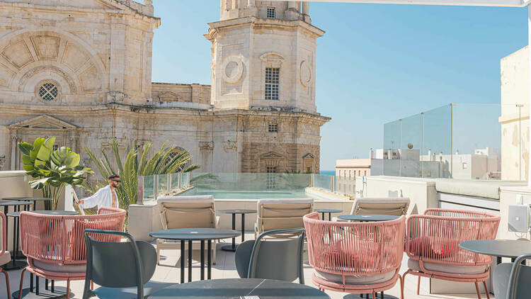 El nuevo hotel boutique de Cádiz junto a la catedral con piscina en la azotea y restaurante gastronómico