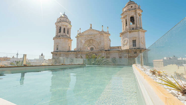 El nuevo hotel boutique de Cádiz junto a la catedral con piscina en la azotea y restaurante gastronómico