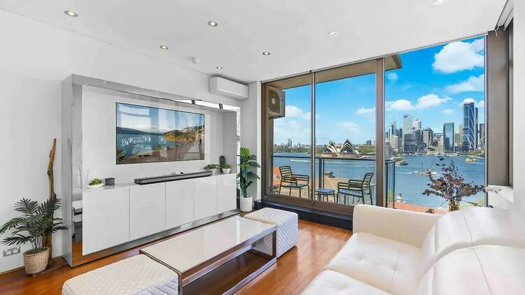 The waterfront apartment with Sydney Harbour views