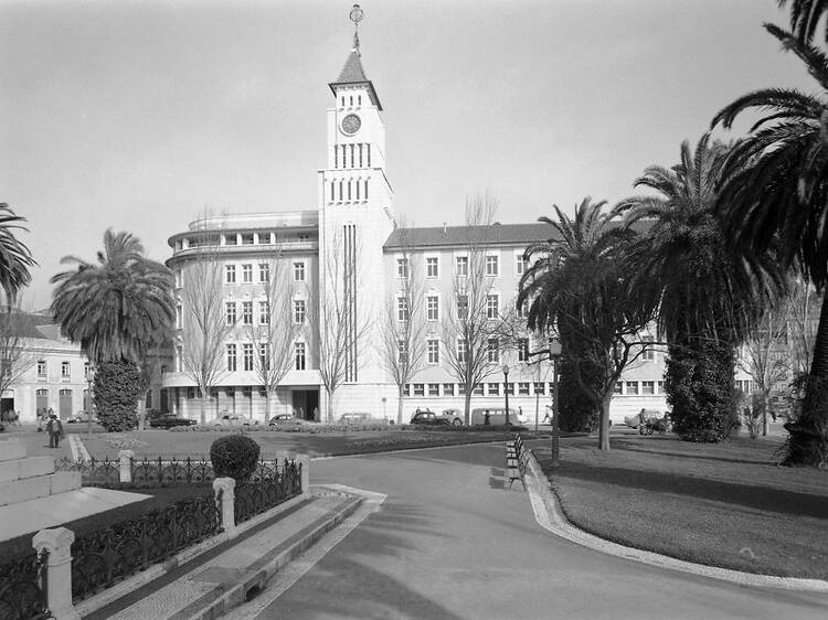 O Pátio das Antigas: O Palácio das Comunicações com vista para o rio