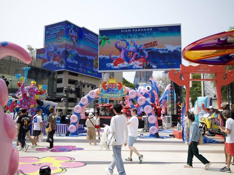 A pod of playful lobsters by world-renowned pop artist Philip Colbert lend a quirky take to the Songkran celebrations at Siam Paragon