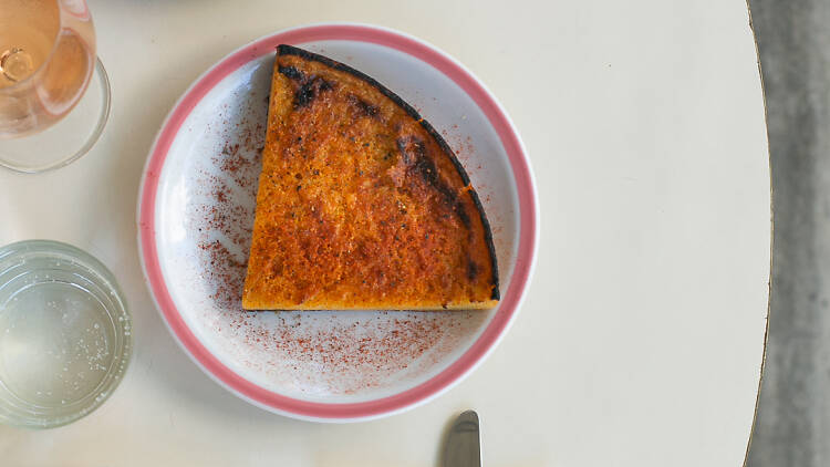 Fainá con provolone en El Preferido