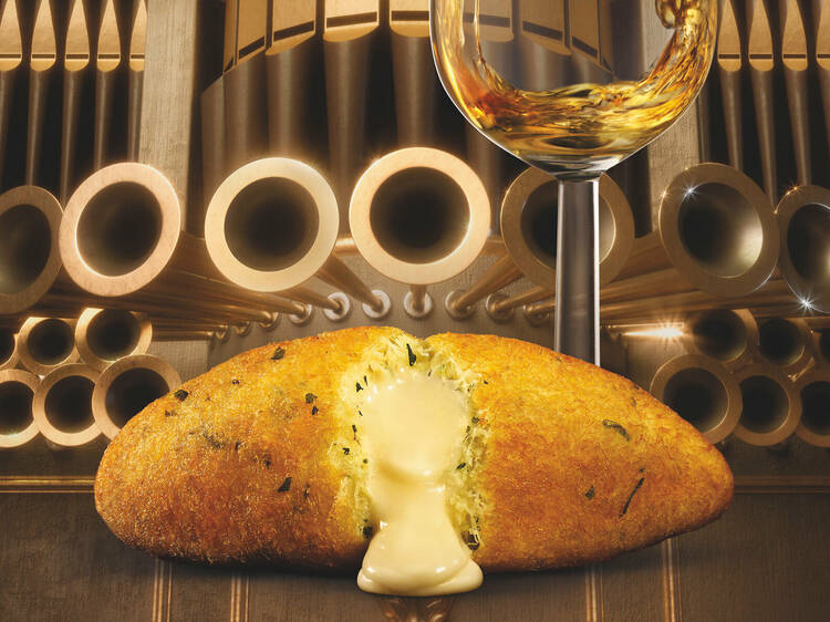 Bolinho com queijo na Casa Portuguesa do Pastel de Bacalhau