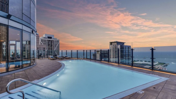 Rooftop pool in studio apartment in central Chicago