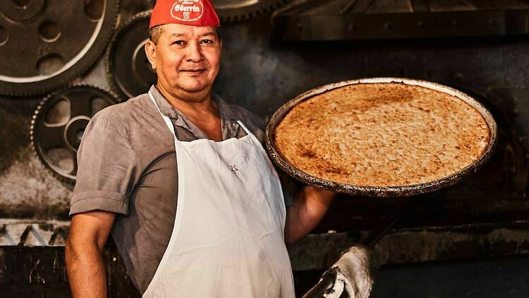 Comer pizza “de parado” en Güerrín