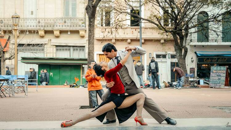 Darle una chance a bailar tango en una típica milonga