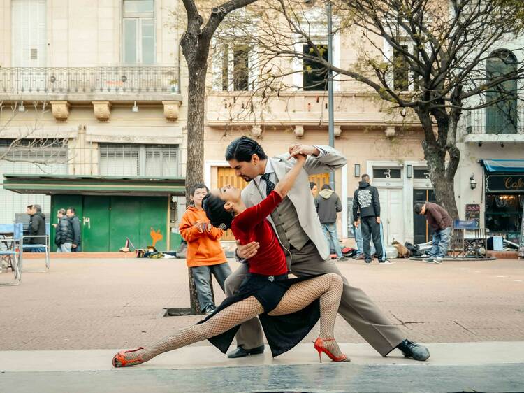 Darle una chance a bailar tango en una típica milonga