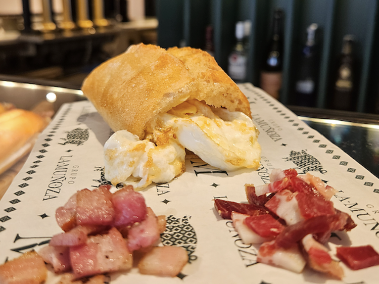 Sencillo y barato: este es el bocata (y no es de calamares) que quiere reinar en el tapeo del centro de Madrid