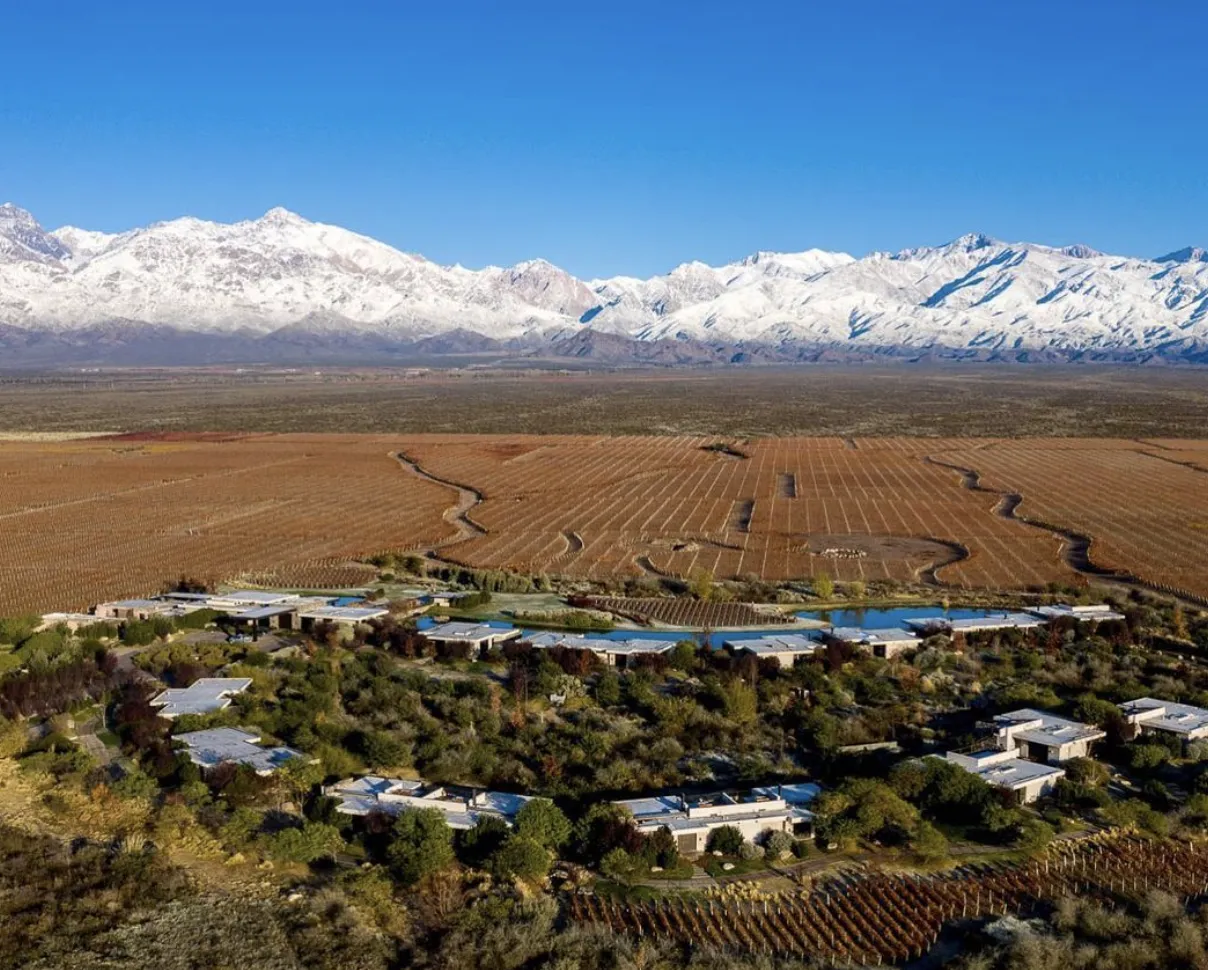 montañas-árboles-casas-lago