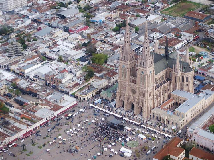 basilica-lujan-casas-personas