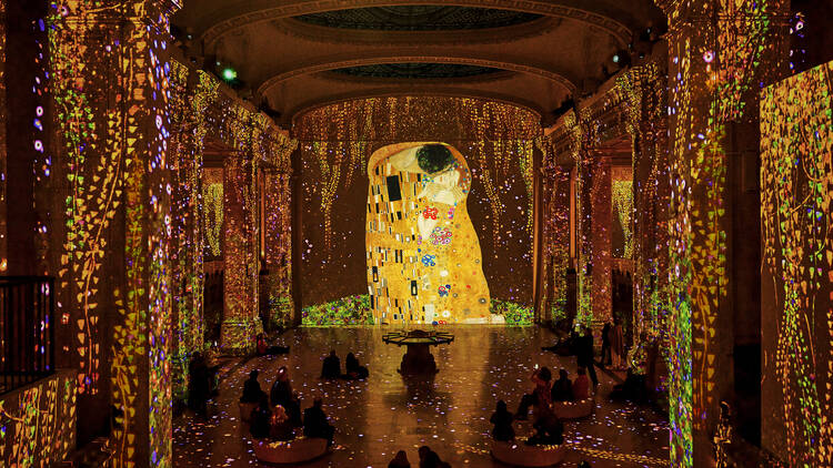 Kimt's "The Kiss" in a digital rendering at Hall des Lumières.