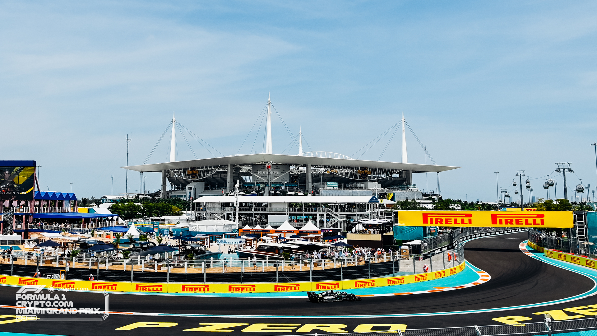 Ferrari f1 miami 2024. Гран при майами 2024 ферстаппен. F1 miami 2022. Хэмильтон майами 2024 паддок. Даниэль риккардо 2023.