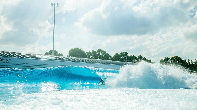 Lướt sóng dưới ánh đèn đêm tại công viên sóng Urbnsurf Sydney - Night Surfing at Urbnsurf Sydney Olympic Park
