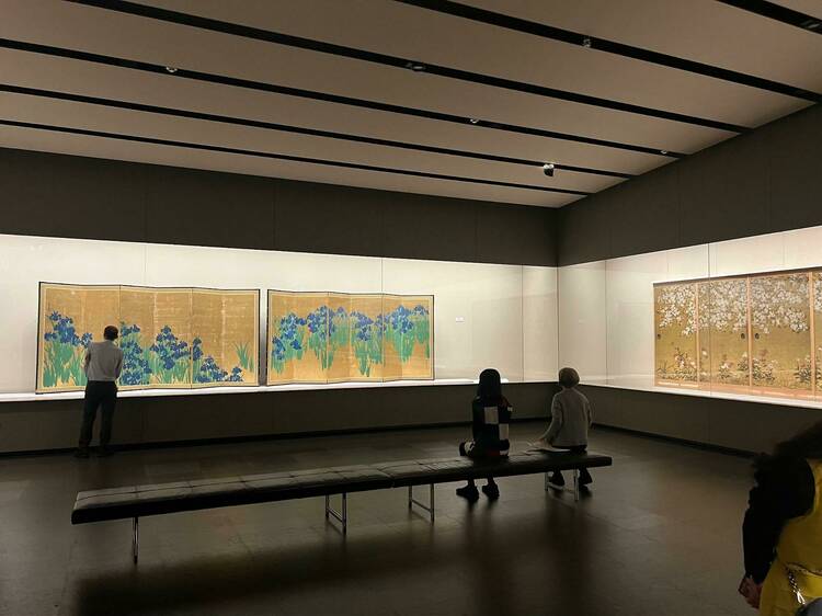 琳派の代表作「燕子花図屏風」は右から観る、根津美術館で毎年恒例の展示