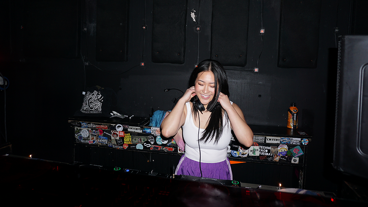 female DJ (Support Women DJs)