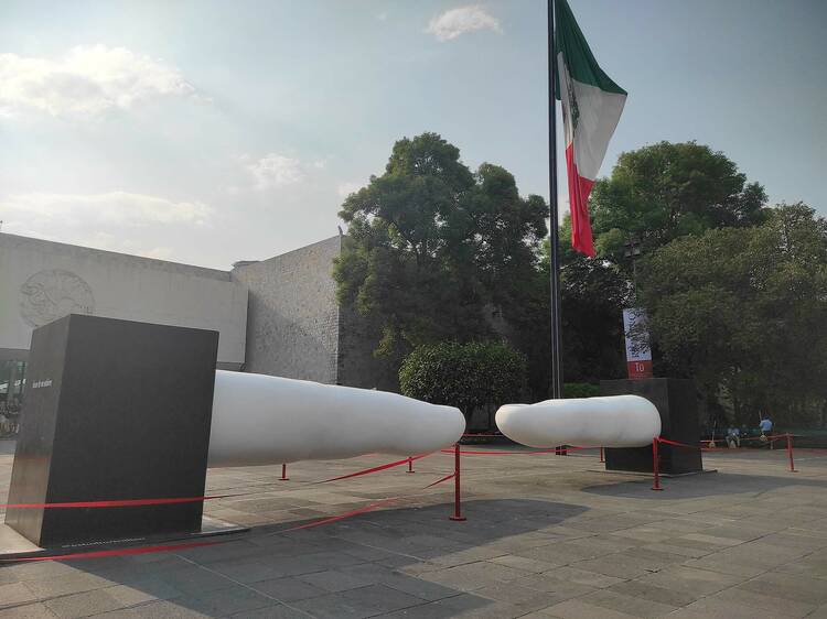 La escultura frente al Museo Nacional de Antropología: “Tú”