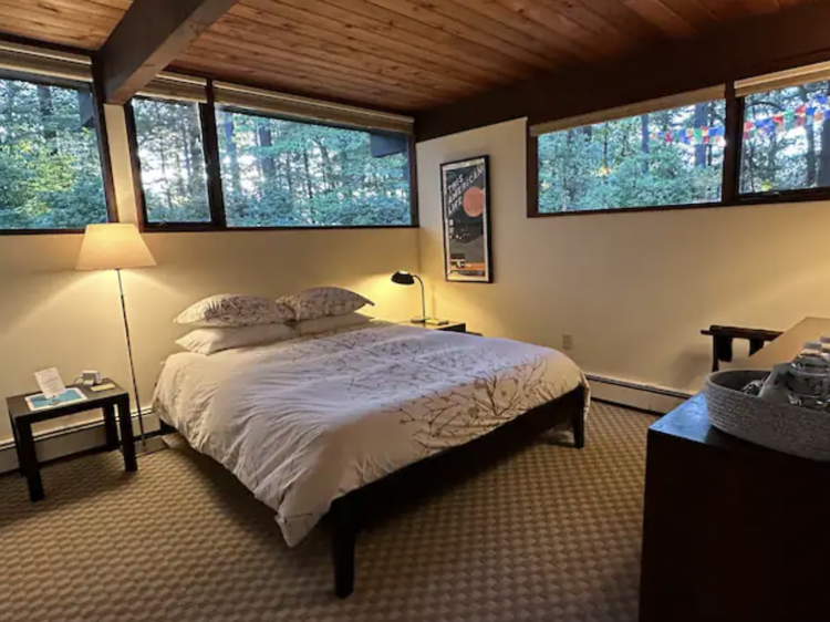 The guest room mid-century cabin in Carlisle