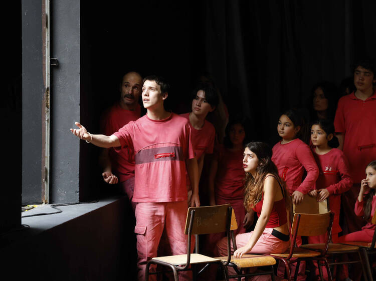 Na madrugada de 25 de Abril, a Revolução sobe ao palco desta escola