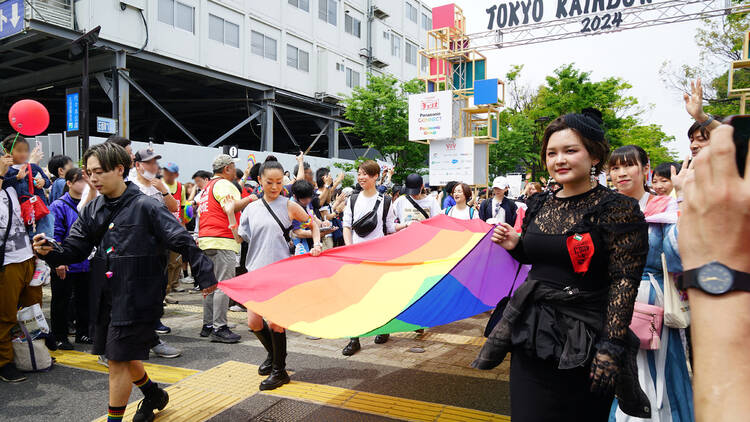 「Pride Parade」に参加する。